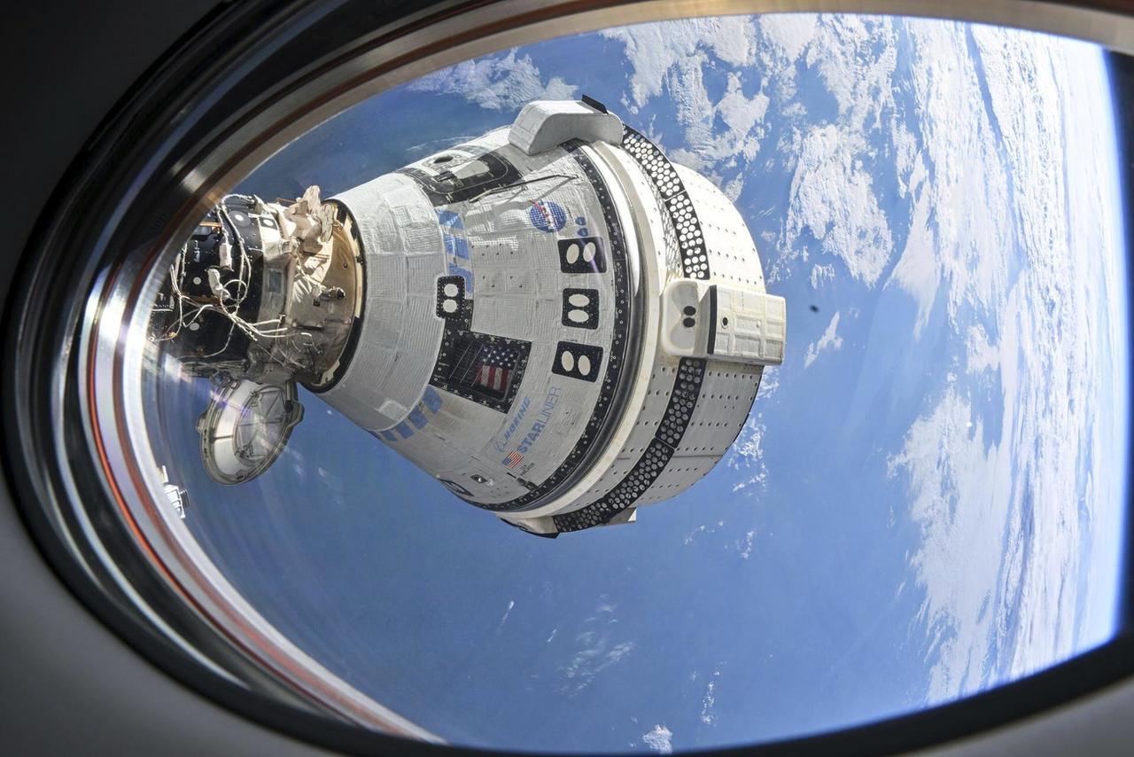 Le vaisseau spatial Starliner de Boeing amarré au port avant du module Harmony. [KEYSTONE]