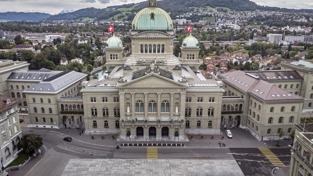 Le Palais fédéral avec la Place fédérale à Berne le dimanche 27 septembre 2020. Le premier Palais fédéral, c'est-à-dire l'aile ouest actuelle, se situe à droite de la Coupole fédérale. L'aile est, elle, est à gauche. Face à l'aile est, en bas à gauche sur la photo, on devine le siège de la BNS, trônant au n°1 de la Bundesplatz. [KEYSTONE - THOMAS HODEL]