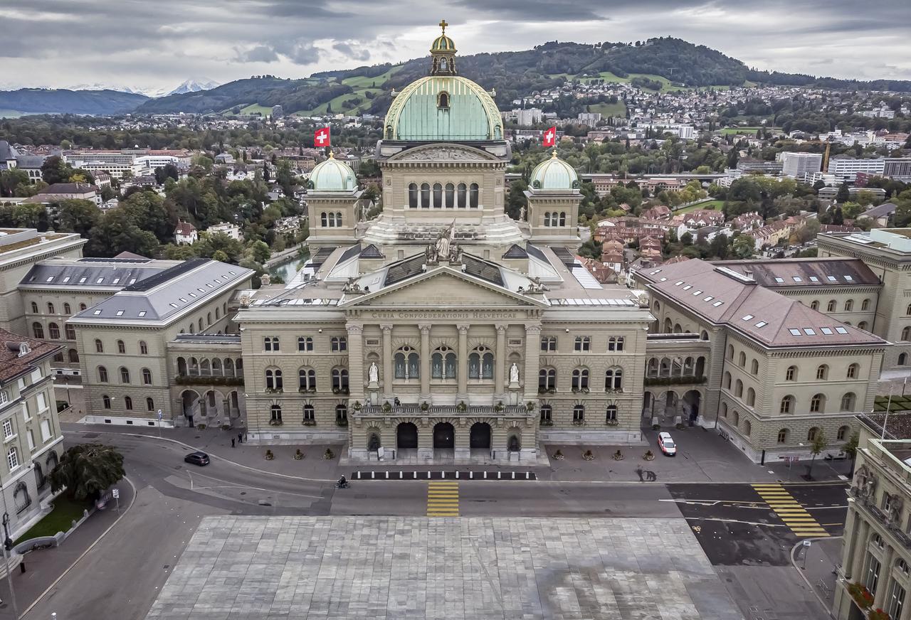 Le Palais fédéral avec la Place fédérale à Berne le dimanche 27 septembre 2020. Le premier Palais fédéral, c'est-à-dire l'aile ouest actuelle, se situe à droite de la Coupole fédérale. L'aile est, elle, est à gauche. Face à l'aile est, en bas à gauche sur la photo, on devine le siège de la BNS, trônant au n°1 de la Bundesplatz. [KEYSTONE - THOMAS HODEL]