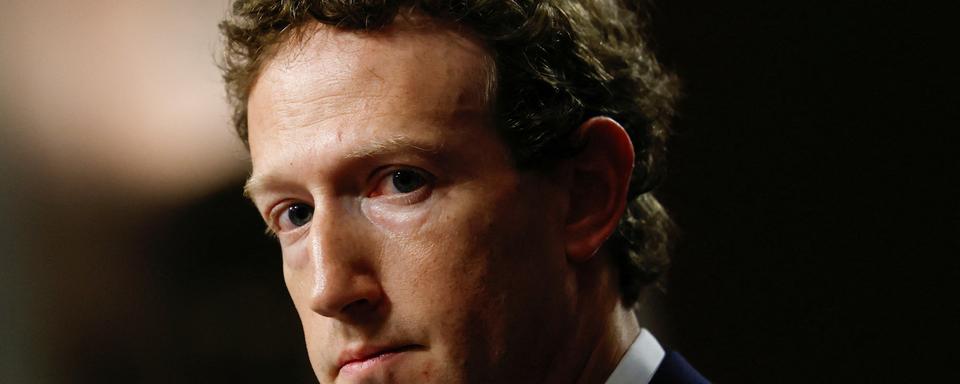 PHOTO DE DOSSIER : Mark Zuckerberg, PDG de Meta, assiste à l'audience du Comité judiciaire du Sénat sur l'exploitation sexuelle des enfants en ligne au Capitole des États-Unis à Washington, États-Unis, le 31 janvier 2024. REUTERS/Evelyn Hockstein/File Photo [reuters - Evelyn Hockstein]