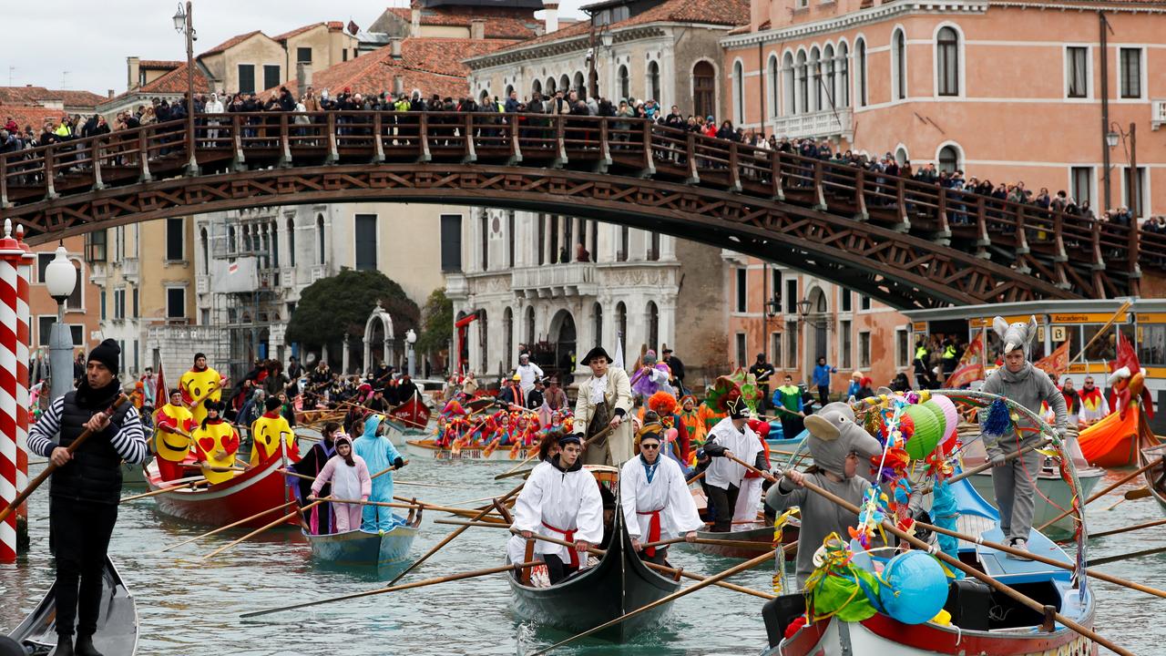 La foule s'agglutine pour assister à la parade sur le Grand Canal pendant le carnaval de Venise. [Remo Casilli]