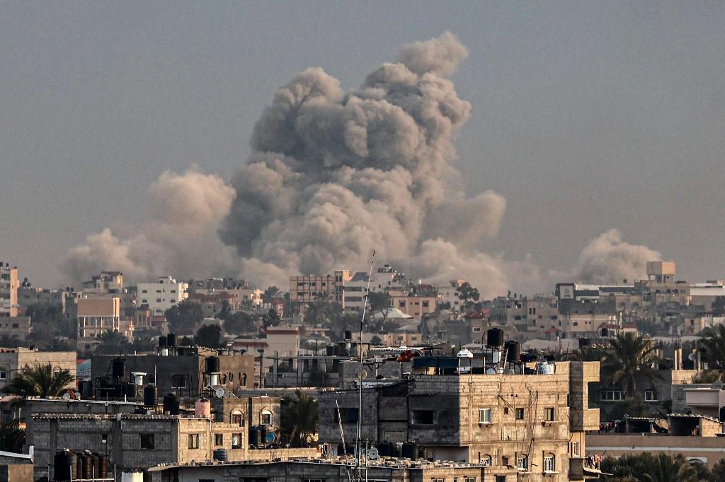 Cette photo prise le 15 janvier 2024 à Rafah montre de la fumée s'élevant au-dessus de Khan Yunis, dans le sud de la bande de Gaza, lors d'un bombardement israélien. [AFP]