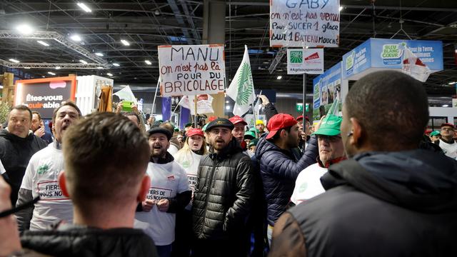 Les tensions entre les agriculteurs et les autorités restent fortement présentes, ici durant le Salon de l'agriculture à Paris. [Keystone - LUDOVIC MARIN / POOL]