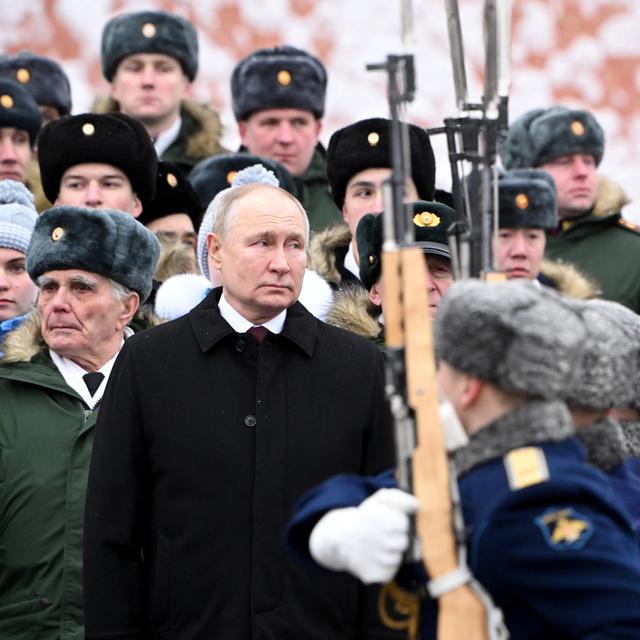 Pour la journée des "défenseurs de la patrie", Vladimir Poutine salue les soldats qui combattent en Ukraine. [EPA / SPUTNIK / KREMLIN POOL MANDATORY CREDIT/ Keystone - Sergey Guneev]