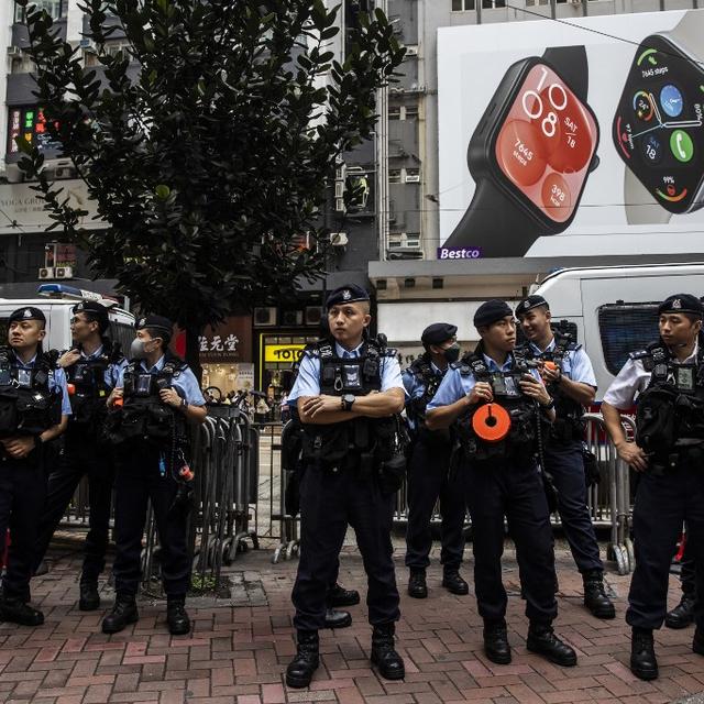 La police patrouille dans les rues de Hong Kong, le 4 juin 2024. [AFP - ISAAC LAWRENCE]