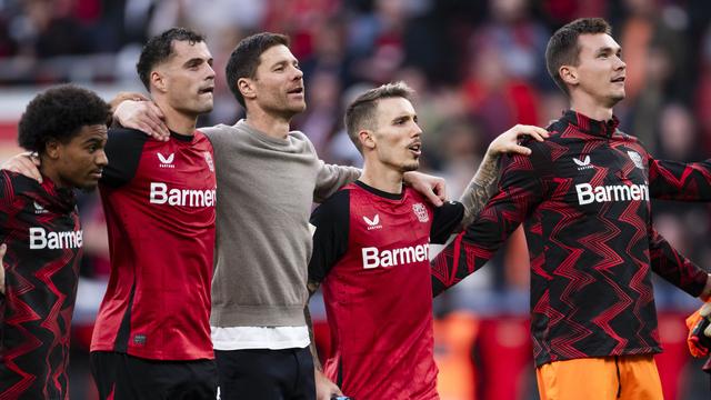 Xabi Alonso (au centre) et Granit Xhaka (2e de la gauche) s'attendent à une grosse ambiance à Liverpool. [KEYSTONE - MARIUS BECKER]