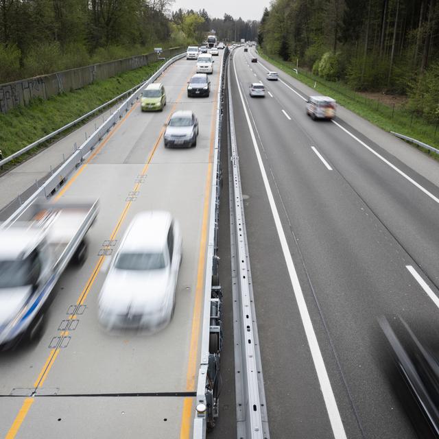 Les milieux économiques lancent  leur campagne en faveur d'autoroutes plus larges. [KEYSTONE - PETER KLAUNZER]