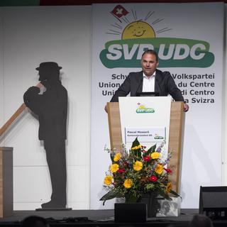 Le président de l'UDC Marcel Dettling s'exprime à l'ouverture de l'assemblée extraordinaire des délégués du parti à Bâle le 25 mai 2024. [Keystone - Peter Klaunzer]
