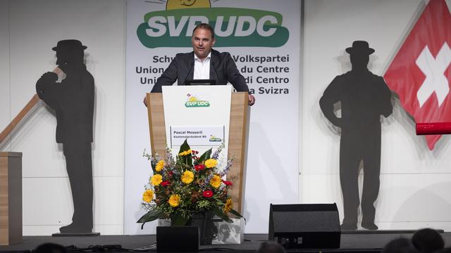 Le président de l'UDC Marcel Dettling s'exprime à l'ouverture de l'assemblée extraordinaire des délégués du parti à Bâle le 25 mai 2024. [Keystone - Peter Klaunzer]