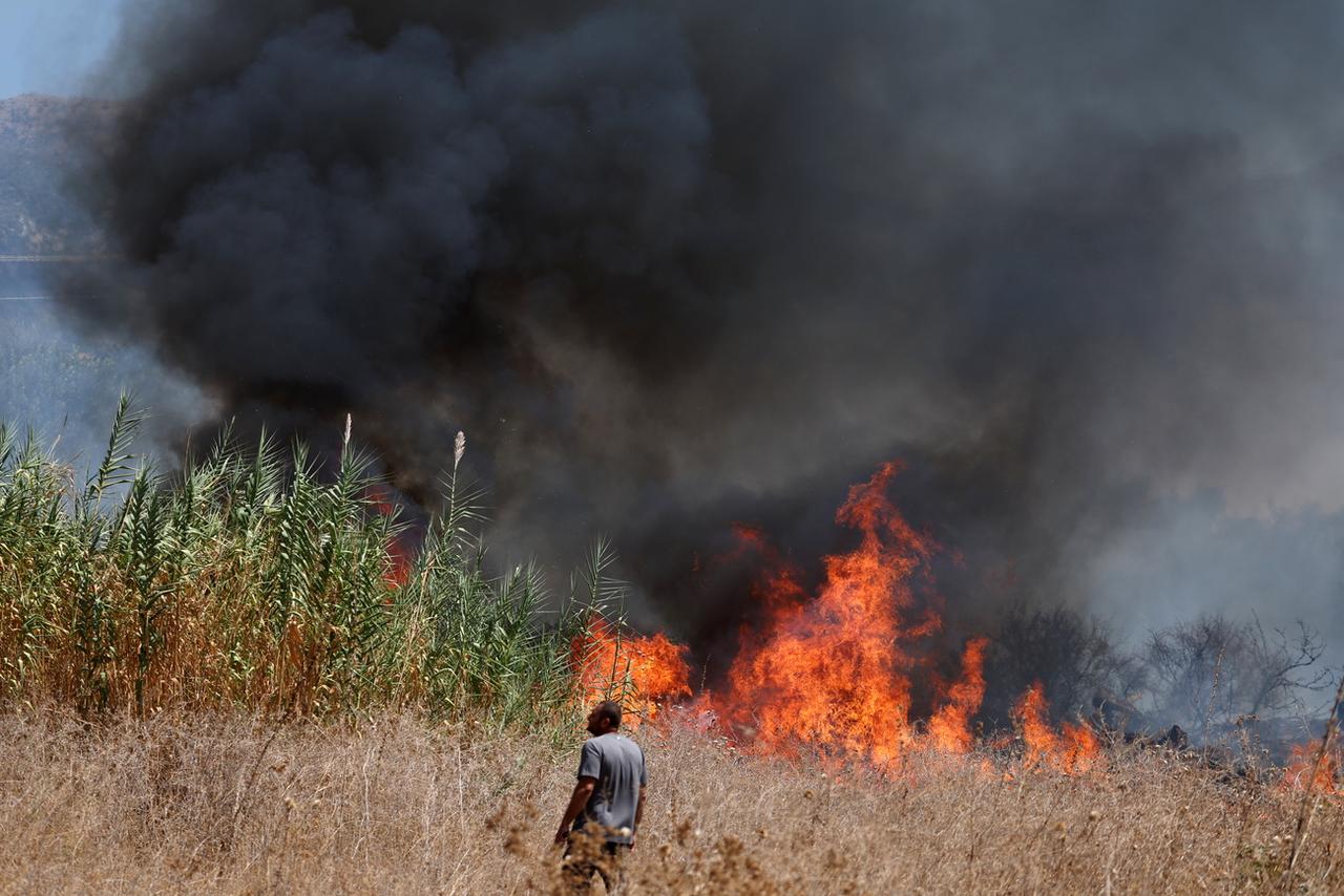 Incendie près du kibboutz Senir en Haute Galilée après l’impact d’un projectile, le 16 septembre 2024 [KEYSTONE - ATEF SAFADI]