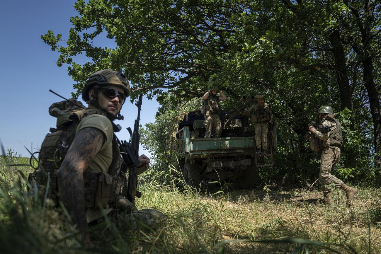 L'armée ukrainienne a annoncé lundi son retrait du petit village de Lastotchkyné, près de la ville d'Avdiïvka. [Keystone - Evgeniy Maloletka - AP Photo]