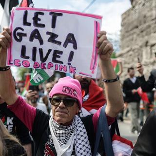 Une personne manifestant contre la guerre à Gaza lors d'une marche pro-Palestine en Turquie, où le Hamas palestinien n'est pas considéré comme une organisation terroriste mais un mouvement par le président Erdogan. [Keystone/EPA - Erdem Sahin]