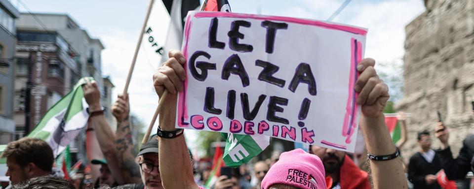 Une personne manifestant contre la guerre à Gaza lors d'une marche pro-Palestine en Turquie, où le Hamas palestinien n'est pas considéré comme une organisation terroriste mais un mouvement par le président Erdogan. [Keystone/EPA - Erdem Sahin]