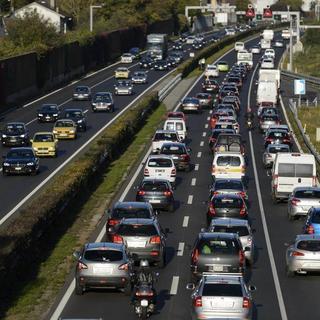 Selon de nouveaux calculs de la Confédération, les dommages causés par le trafic sont sous-estimés. [Keystone]