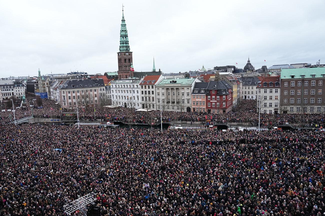 Une vue de la foule rassemblée à l'occasion de la proclamation du nouveau roi sur la place du palais de Christiansborg, à Copenhague. [Keystone - Mads Claus Rasmussen]