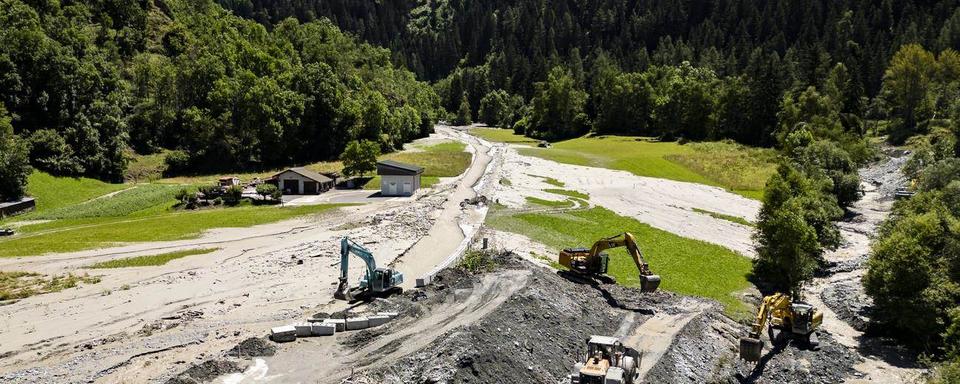 Les accès routiers au Haut val de Bagnes ont été malmenés par des laves torrentielles. [Keystone]