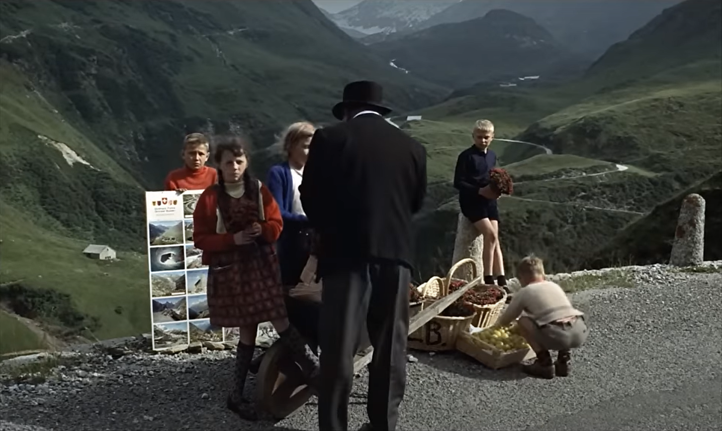 L'inquiétant Goldfinger rencontre la population suisse dans la vallée d'Urseren, au pied du col de la Furka.