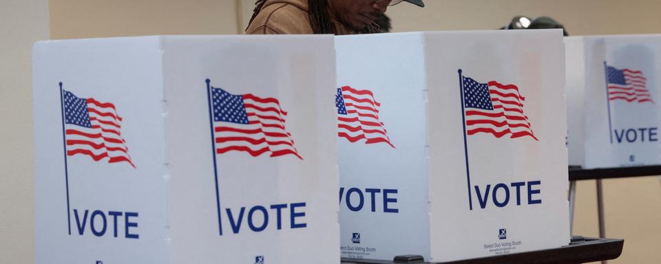 Un électeur américain en train de voter (image d'illustration). [Reuters - Rebecca Cook]