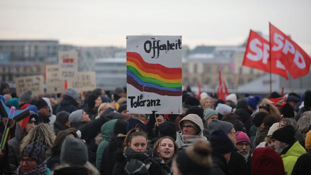 Avec cette manifestation, les participants veulent envoyer un signal de résistance contre les activités d'extrême droite. [Keystone/DPA - Sascha Thelen]