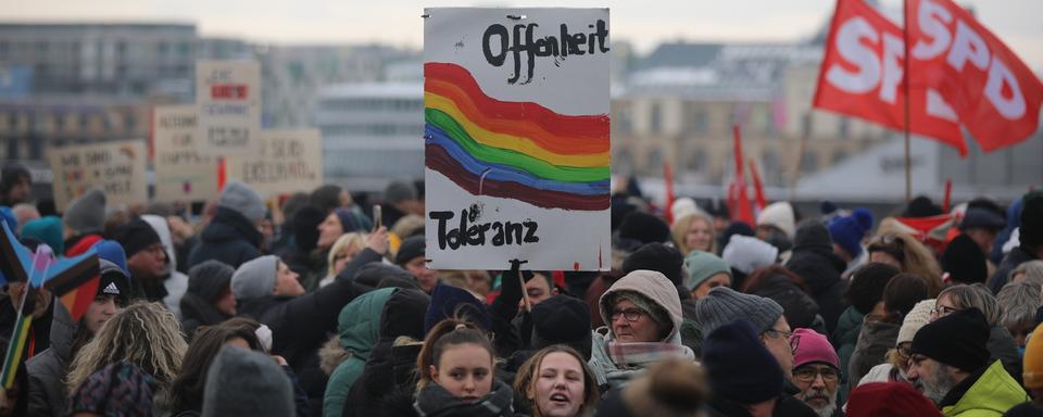 Avec cette manifestation, les participants veulent envoyer un signal de résistance contre les activités d'extrême droite. [Keystone/DPA - Sascha Thelen]