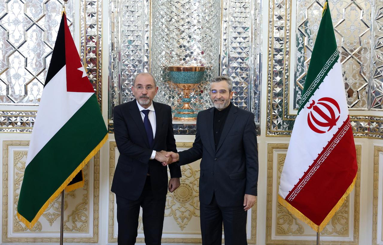 Le vice-ministre iranien des Affaires étrangères Ali Bagheri (droite) accueille le ministre jordanien des Affaires étrangères Ayman Safadi (gauche) à Téhéran, en Iran. [KEYSTONE - ABEDIN TAHERKENAREH]