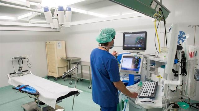 Une salle d'un bloc opératoire de chirurgie, Lausanne (VD). [Keystone]