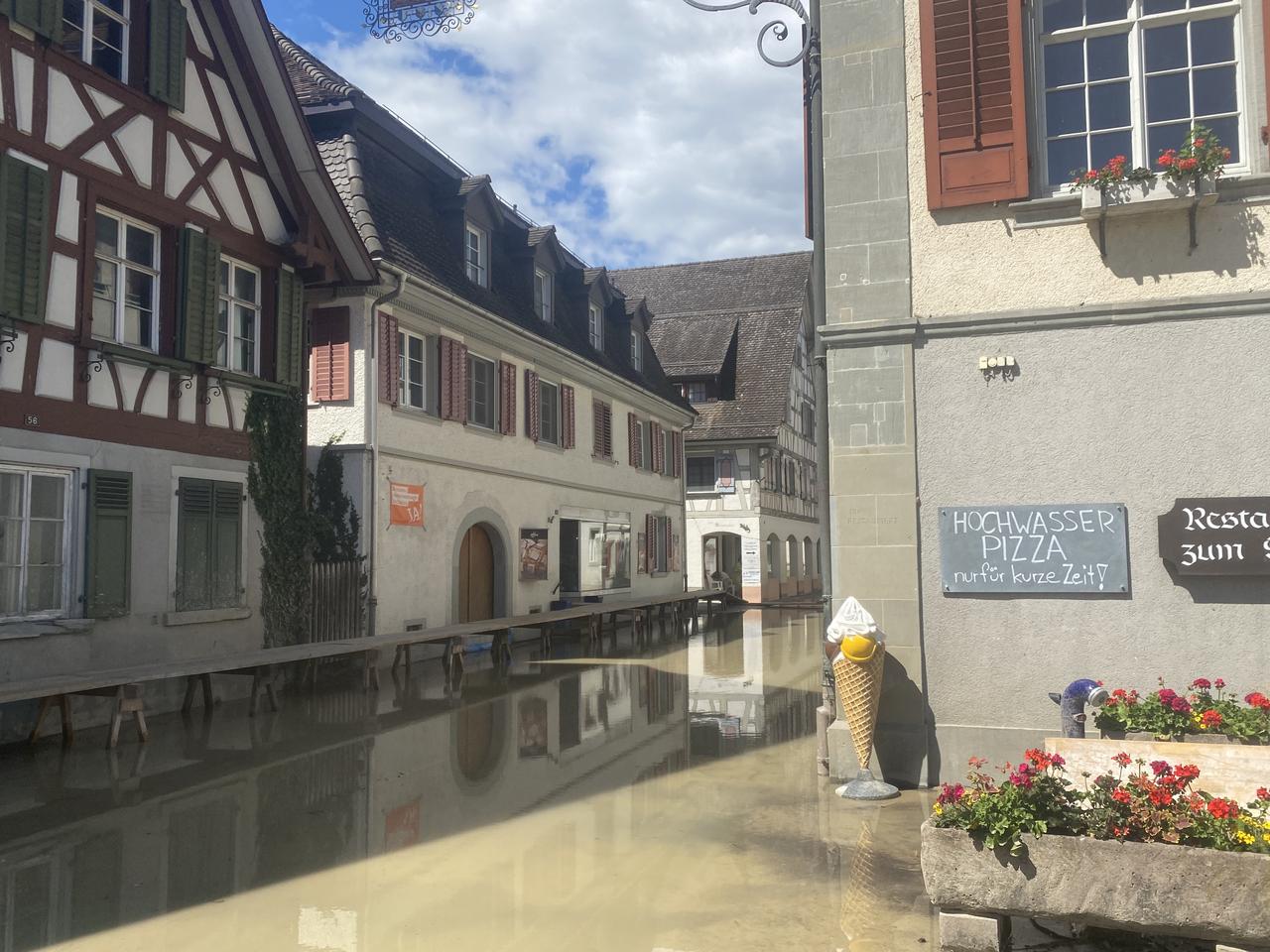 A Berlingen (TG), des pontons de fortune permettent aux piétons de se déplacer sans se mouiller les pieds. [RTS - Stéphane Deleury]