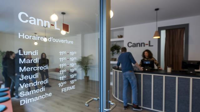 Le lieu de vente de cannabis légal à Lausanne accueille désormais désormais 800 consommateurs et consommatrices. [KEYSTONE - MARTIAL TREZZINI]