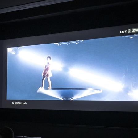 Des personnes regardent le show de l'artiste suisse Nemo, de son vrai nom Nemo Mettler, lors de la seconde demi-finale du 68eme concours de l'Eurovision Song Contest, ce jeudi 9 mai 2024 au Public Viewing du cinema Rex a Bienne. (Image d'illustration). [Keystone - Anthony Anex]