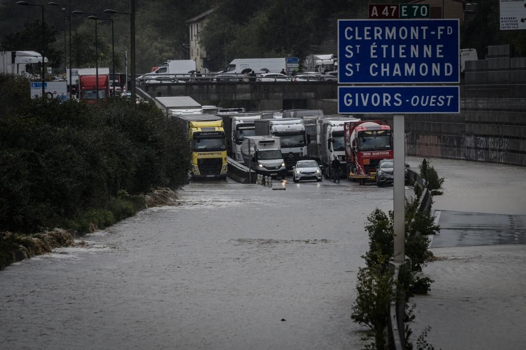 Des véhicules sont bloqués par la montée des eaux sur l'autoroute A47, le 17 octobre 2024, à Givors, dans le centre-est de la France. [AFP - JEAN-PHILIPPE KSIAZEK]