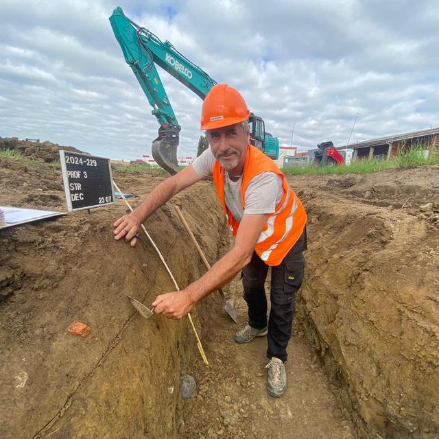 Henri Vigneau, technicien de fouilles au service archéologique de l’Etat de Fribourg, inspecte un chantier de travaux publiques - 23.07.24 [RTS]