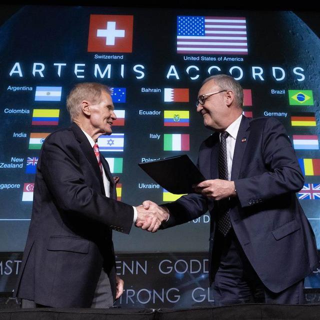 Guy Parmelin a signé les accords Artemis au nom de la Suisse lundi au siège de la NASA à Washington. [Keystone]