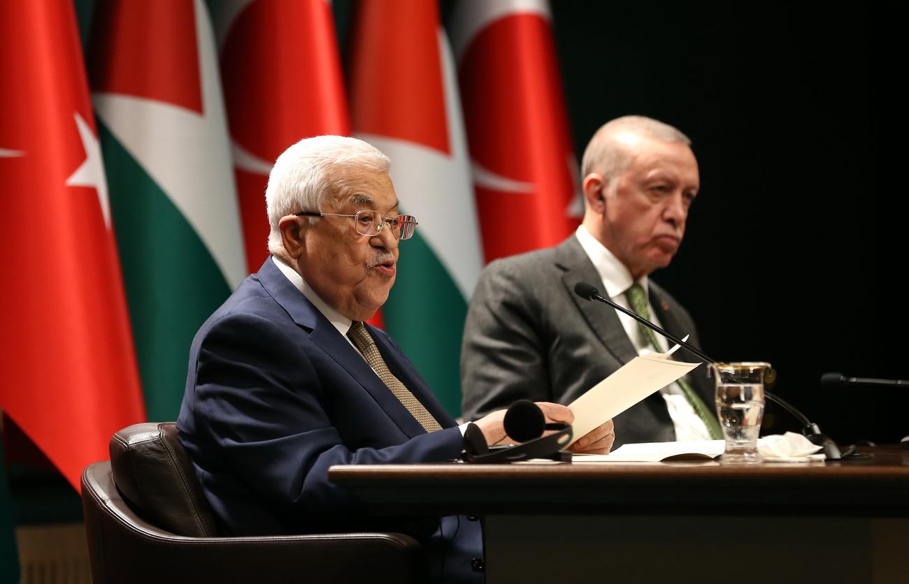 Le président palestinien Mahmoud Abbas et le président turc Recep Tayyip Erdogan lors d'une conférence de presse après leur rencontre mardi à Ankara, en Turquie. [KEYSTONE - NECATI SAVAS]