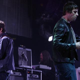 Noel et Liam Gallagher du groupe Oasis lors de leur tournée au Canada en 2008. [Keystone/ATS - Darryl Dyck]