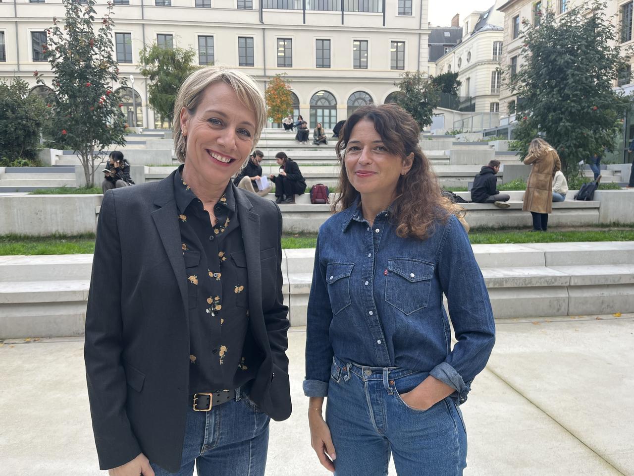 Esther Coquoz et Karine Tuil (à droite). [RTS]