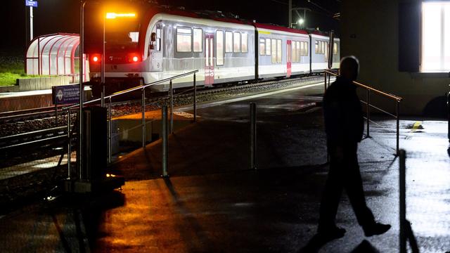 L'homme qui a pris en otage brièvement un train vers Yverdon aurait eu de graves soucis psychologiques et une expérience traumatisante de l'asile. Il était d'origine iranienne et dans l'attente d'un statut de réfugié avant d'être tué par la police vaudoise. [Keystone - Laurent Gillieron]