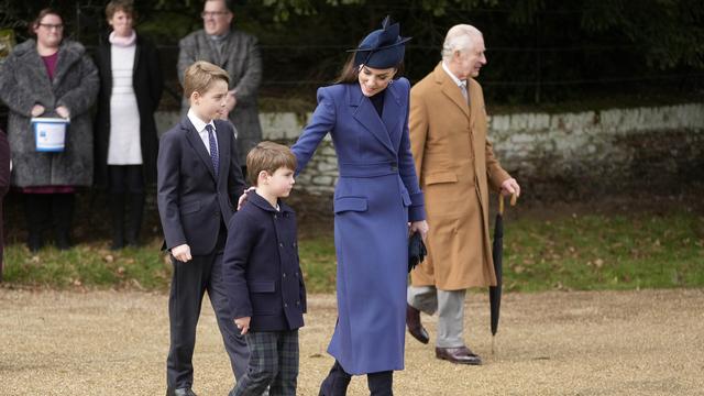 De droite à gauche, le roi Charles III de Grande-Bretagne, Kate, la princesse de Galles, de droite, le prince Louis et le prince George qui partent après avoir assisté au service du jour de Noël à l'église St Mary Magdalene, dans le Norfolk, en Angleterre, le lundi 25 décembre 2023. [keystone - Kin Cheung]