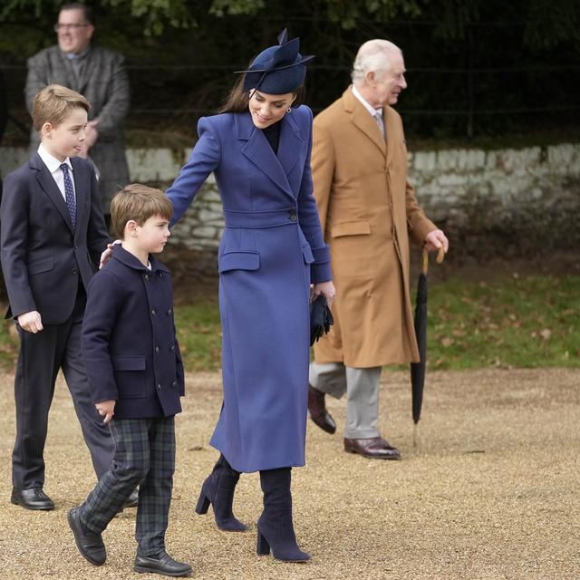 De droite à gauche, le roi Charles III de Grande-Bretagne, Kate, la princesse de Galles, de droite, le prince Louis et le prince George qui partent après avoir assisté au service du jour de Noël à l'église St Mary Magdalene, dans le Norfolk, en Angleterre, le lundi 25 décembre 2023. [keystone - Kin Cheung]