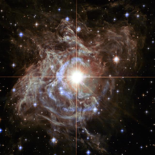 RS Puppis, l’une des étoiles variables céphéides les plus lumineuses, dont la luminosité diminue et augmente de façon rythmée sur un cycle de six semaines. [hubblesite.org - NASA, ESA, and the Hubble Heritage Team (STScI/AURA)-Hubble/Europe Collaboration]