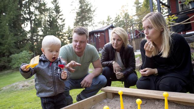 Le système de congé parental en Suède offre 16 mois transférables et indemnisables. [Keystone/AP Photo - Niklas Larsson]