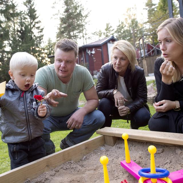 Le système de congé parental en Suède offre 16 mois transférables et indemnisables. [Keystone/AP Photo - Niklas Larsson]