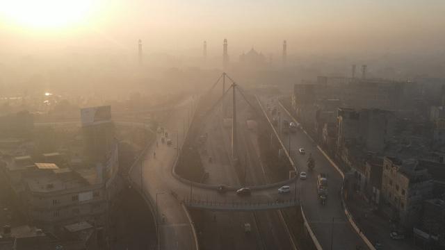 Une vue aérienne montre le smog très dense sur Lahore, le 1er novembre 2024. [AFP - Arif Ali]