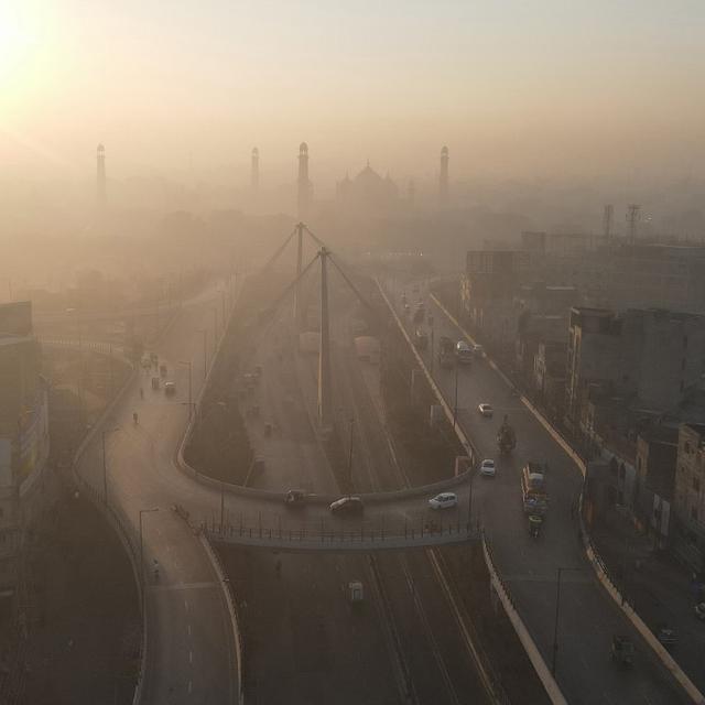 Une vue aérienne montre le smog très dense sur Lahore, le 1er novembre 2024. [AFP - Arif Ali]