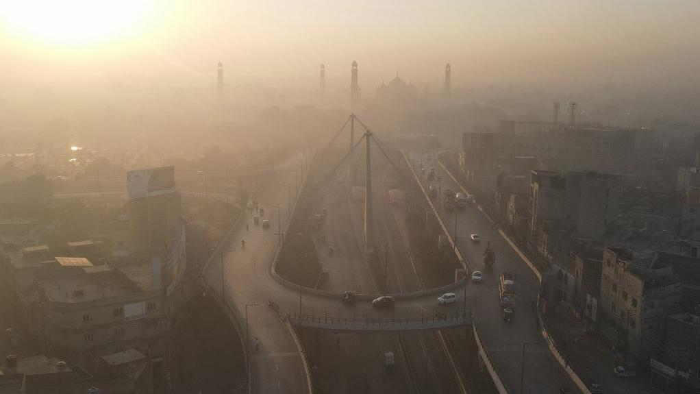 Une vue aérienne montre le smog très dense sur Lahore, le 1er novembre 2024. [AFP - Arif Ali]