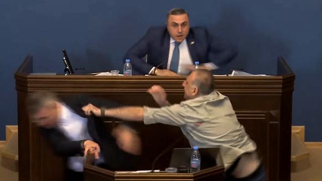 Des élus du Parlement géorgien se battent lors de la session du 15 avril 2024. [AFP - -]