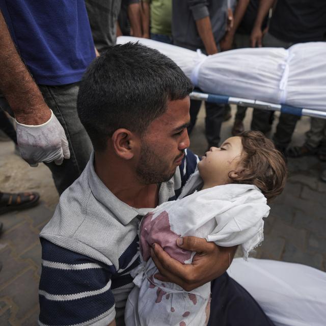 Un homme palestinien tient le corps sans vie de sa fille. [Keystone/AP Photo - Abdel Kareem Hana]