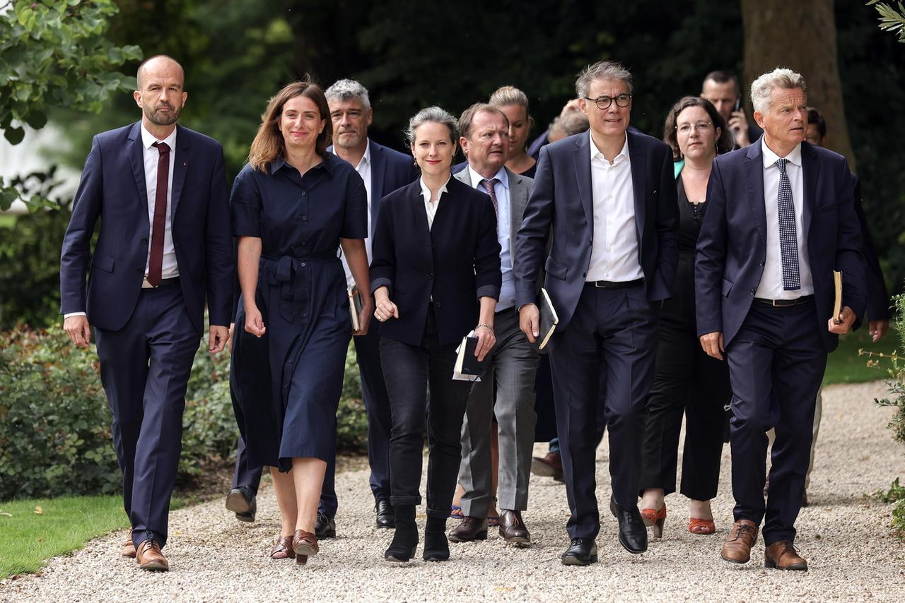 Des membres du Nouveau Front populaire, dont le coordinateur de La France insoumise Manuel Bompard, la secrétaire des Ecologistes Marine Tondelier, le premier secrétaire du Parti socialiste Olivier Faure et le secrétaire du Parti communiste français Fabien Roussel arrivent à l'Elysée avec la candidate de la coalition désignée pour Matignon, Lucie Castets. [KEYSTONE - TERESA SUAREZ]