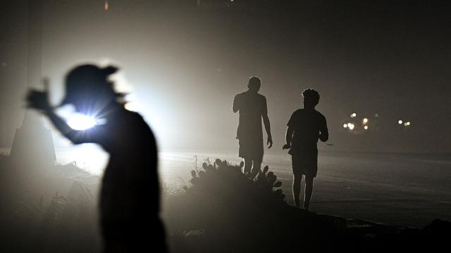 Des Cubains marchent dans la rue lors d'un blackout le 20 octobre dernier. [Keystone - Adalberto Roque]