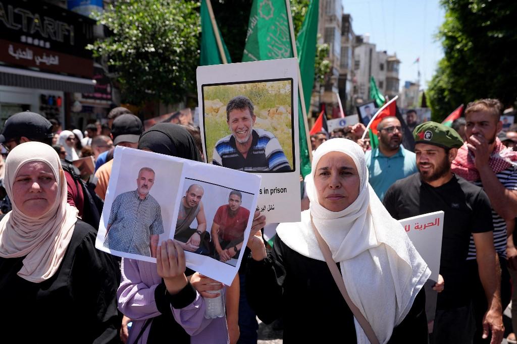 Des manifestantes et manifestants se sont rassemblés samedi à Ramallah, en Cisjordanie occupée, en soutien aux prisonniers palestiniens détenus par Israël. [Anadolu via AFP - ISSAM RIMAWI]