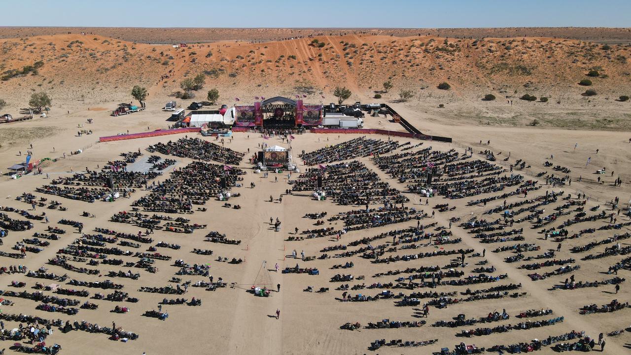 Le Big Red Bash, c'est moins un simple festival qu'une expédition, attirant près de 8000 participants prêts à parcourir des milliers de kilomètres. [RTS - Léo Roussel et Grégory Plesse]